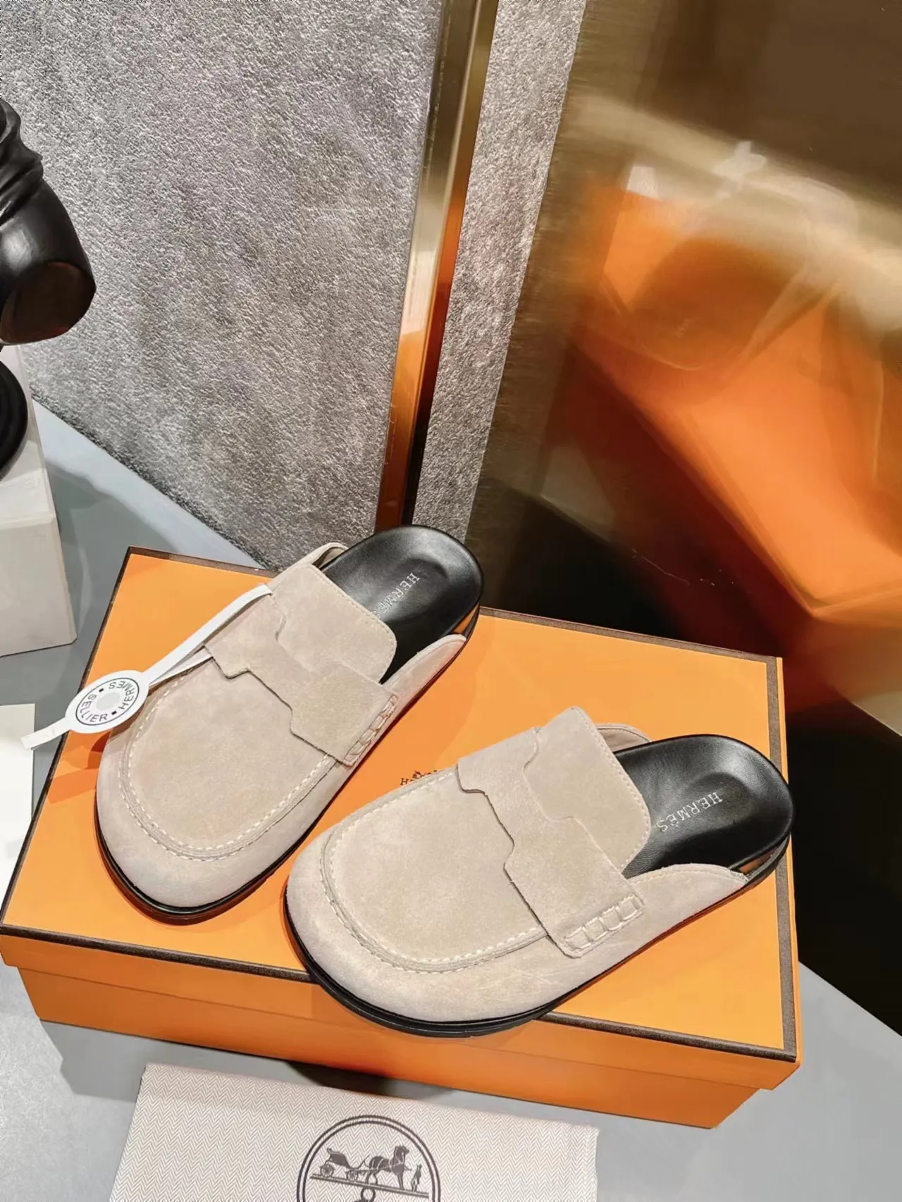 [H Family Hermès] P: 520💰 Size: Male 39-44 (45 customized) Female 35-40 (41 customized) HERMES Hermès' latest couple's cute Birkenstock slippers. Summer really needs versatile slippers. They look good no matter how you match them. They have a casual and high-end feel. The comfort is also great. They are paired with a variety of colorful socks. They are trendy. Hermès 2023 new half slippers are high quality. ●Upper: imported cow suede ●Inner lining: imported sheepskin ●Foot pads: imported mixed sheepskin ●Outsole: Tpu non-slip and wear-resistant outsole